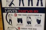 Cartaz explicativo na loja da Levi's, em Outlet da região de Austin, no Texas, nos Estados Unidos